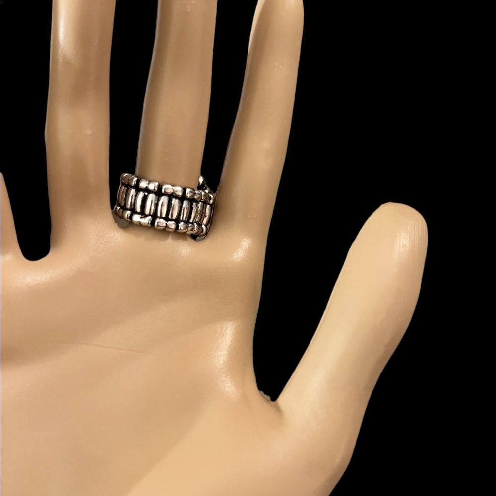 Silver and Crystal stretch ring - Picture 2 of 5